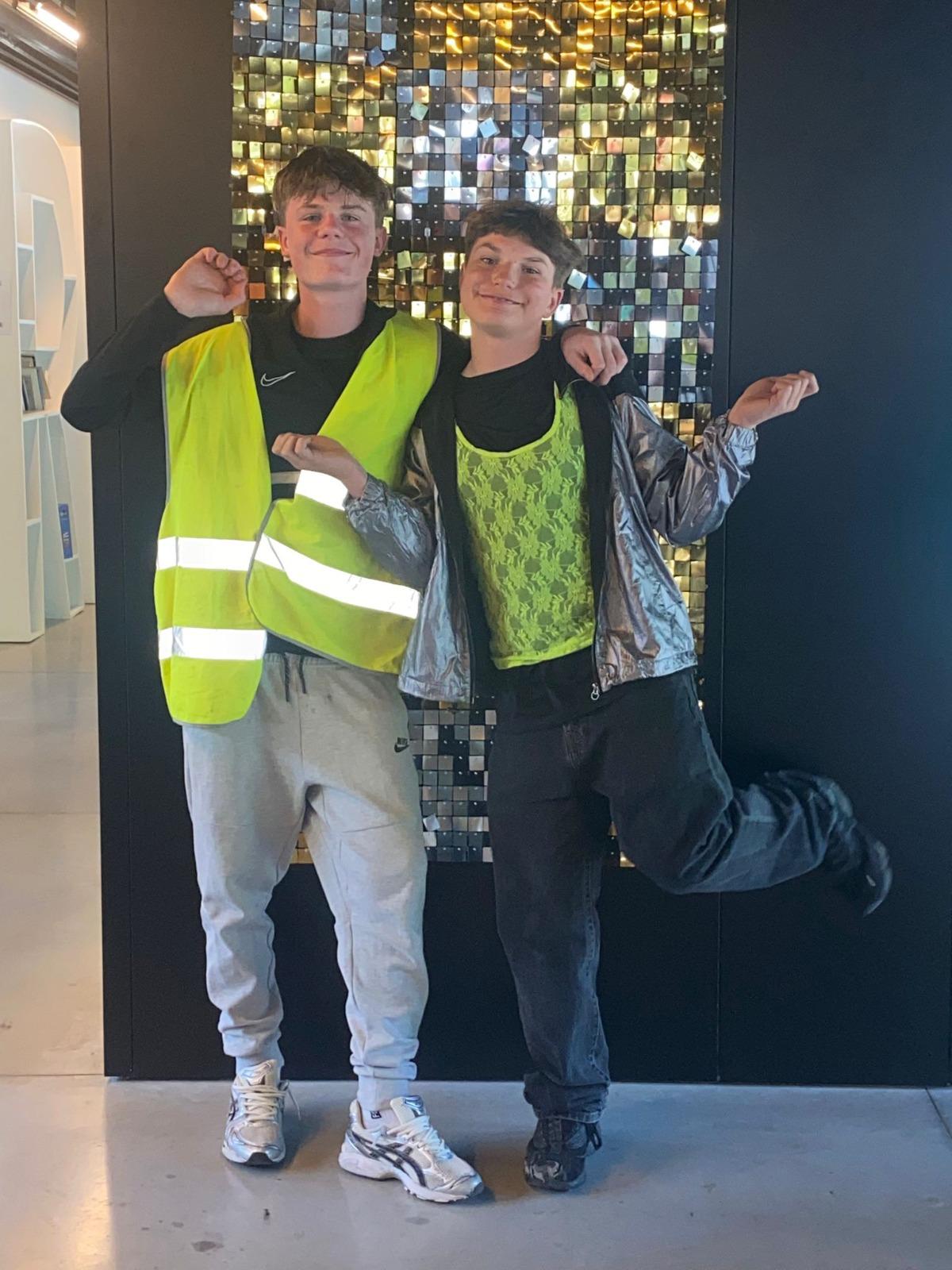Afbeelding 28 van "strike" a pose
