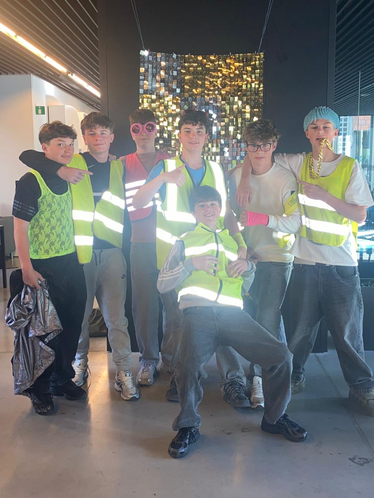 Afbeelding 31 van "strike" a pose